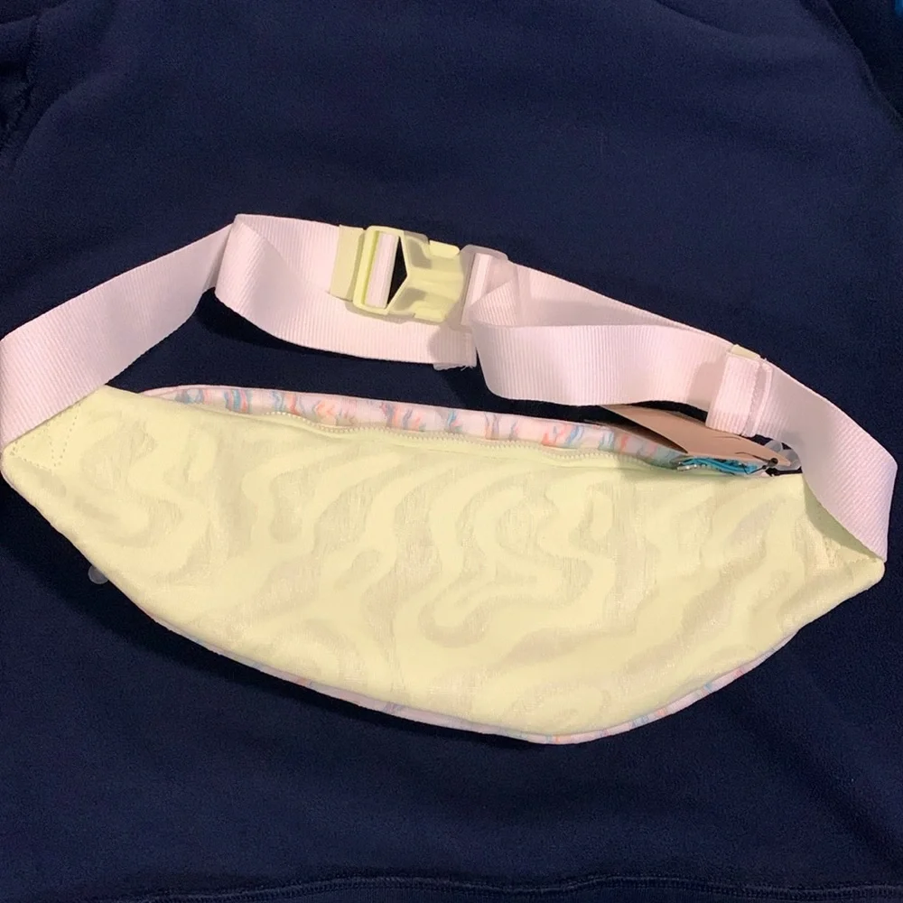 Large Nike fanny pack! NWT unisex